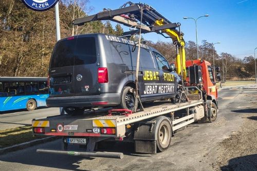 obrázek:„Nespokojený občan“ blokoval výjezd u FN Lochotín. Strážníci ho odtáhli