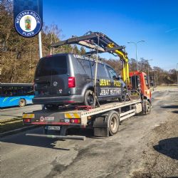 „Nespokojený občan“ blokoval výjezd u FN Lochotín. Strážníci ho odtáhli