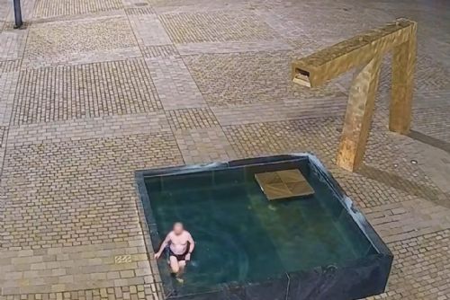 obrázek:Noční koupel v kašně skončila pádem. Muže v centru Plzně odhalila čidla i kamery (video)
