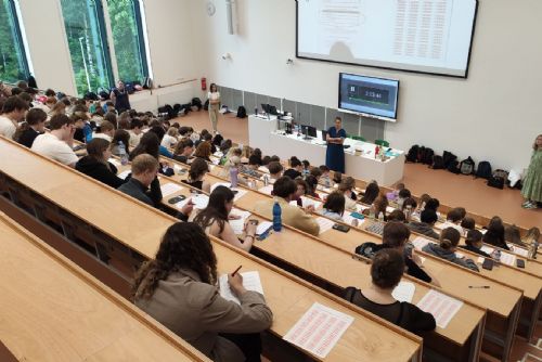 obrázek:Na medicínu v Plzni míří tisíce uchazečů. Přijímačky mohou zkomplikovat dopravu u nemocnice