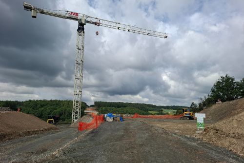obrázek:Obchvat Plas se rozbíhá. Přes údolí Střely povede most vysoký téměř 90 metrů