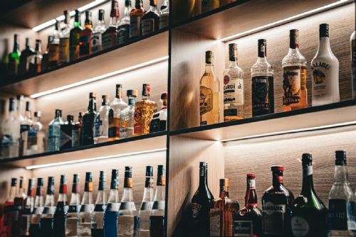 Foto: Opakované krádeže v Klatovech - kradl alkohol, skončil ve vazbě