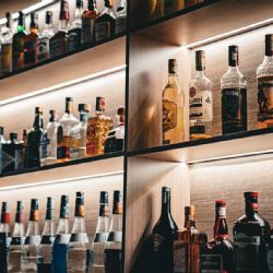 Opakované krádeže v Klatovech - kradl alkohol, skončil ve vazbě