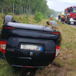 Opilý řidič na D5 poslal škodovku na střechu