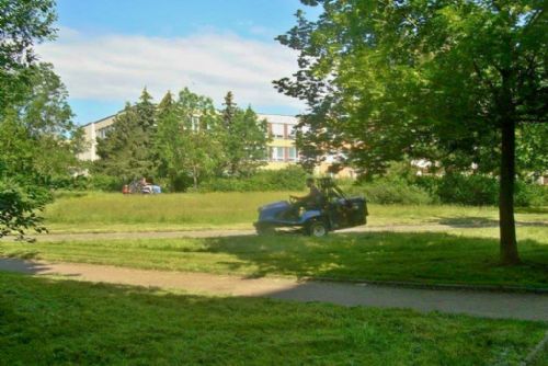 obrázek:Plzeň 1 po dlouhém suchu spustila třetí seč. Sekačky postupně projedou celý obvod
