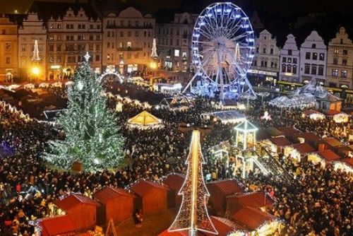 obrázek:Plzeň rozsvítila vánoční strom a oslavila 100 let tradice stromků