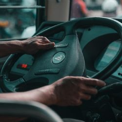 PMDP zvyšuje mzdy o 4,6% a zavádí až 5 dní věrnostního volna