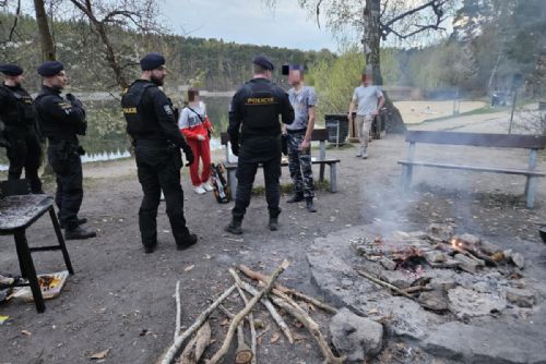 obrázek:Policie v Plzni kontrolovala stovky lidí. Pomáhala i cizinecká jednotka