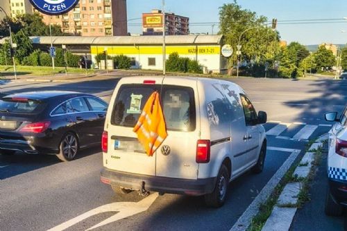 obrázek:Porouchaná dodávka blokovala pruh. Technická propadlá, trojúhelník žádný a řidič čekal v pivnici