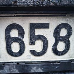 Řidič s třemi zákazy řízení a falešnou značkou parkoval na místě pro ZTP