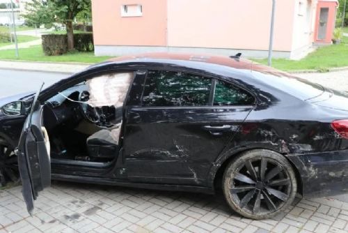 obrázek:Řidič v Konstantinových Lázních ujížděl policii. Havaroval, měl zákaz řízení i pozitivní test na drogy