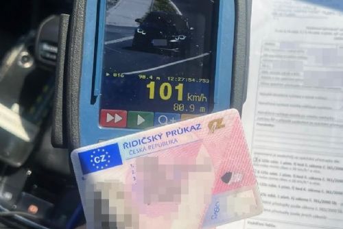 obrázek:Řidička v BMW se proháněla Nekmíří rychlostí 101 km/h, policisté jí zadrželi řidičák