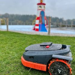 Robotické sekačky se postarají o sekání ve Škodalandu