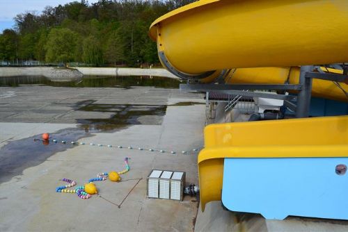 obrázek:Rokycanské koupaliště se napouští. Největší přírodní areál v kraji chystá sezonu