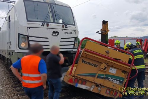 obrázek:Rychlík u Švihova narazil do přívěsu štěpkovače. Provoz na trati zastavila poškozená výhybka