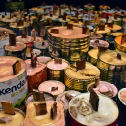 Skauti díky darům Plzeňanů vyrobili pro Ukrajinu přes tři tisíce svíček