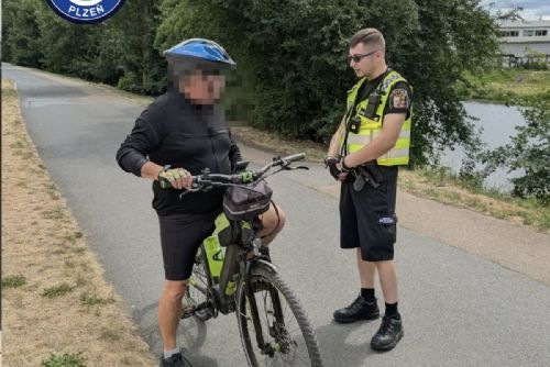 obrázek:Strážníci vyrazili na plzeňské cyklostezky. Rozdávali světla i reflexní prvky