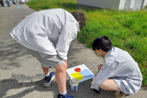 obrázek:Studenti plzeňské Sutnarky pomáhají dětem v Praze. Barevné chodníky mají omezit kolony u školy