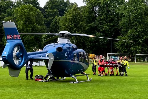 obrázek:Tandemové seskoky v Rokycanech skončily neštěstím. Čtyři lidé se vážně zranili