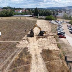 U Domažlické nemocnice vzniká 80 parkovacích míst. Uvolní stání pro pacienty