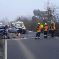 U Dýšiny se čelně srazila dvě auta, dva zranění skončili v péči záchranářů