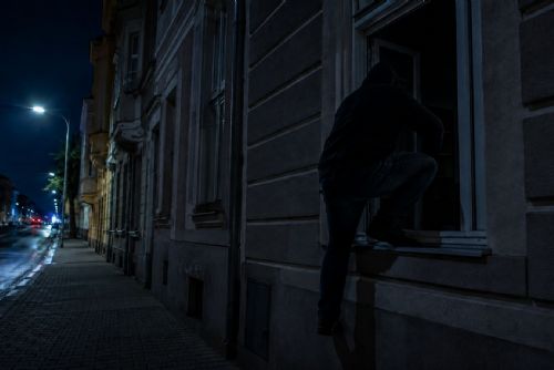 obrázek:V Plzni ukradl muž trezor s 252 tisíci korun a další věci. Policie ho dopadla do 24 hodin