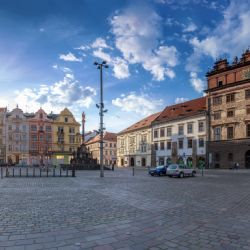 V říjnových volbách se utkají politici i celebrity