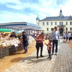 Velikonoční jarmark na zámku Zbiroh nabídne víno, řemesla a zelené pivo