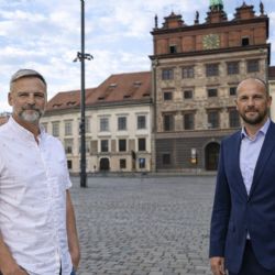 Volby se rozjíždějí, Piráti nebo STAN už mají jasno, do boje vysílají Bosáka a Tolara