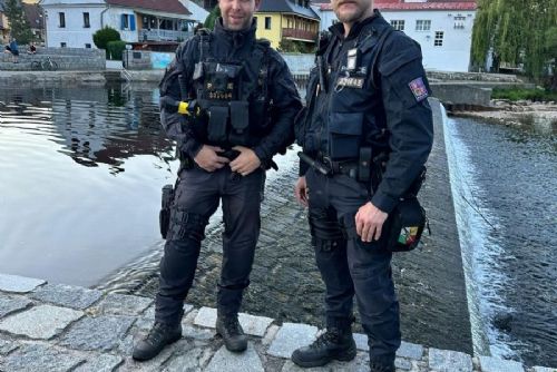 obrázek:Všímavost zachránila tonoucího muže. Ženy skočily do Otavy, policisté ho dostali na břeh