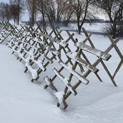 Z polí mizí zásněžky, instalaci brzdí vlastníci i krádeže dřeva