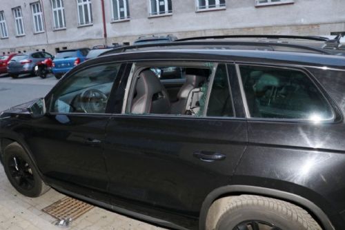 obrázek:Zloděj v Kollárově ulici rozbil okno auta a zmizel s 50 tisíci. Stačila chvíle nepozornosti