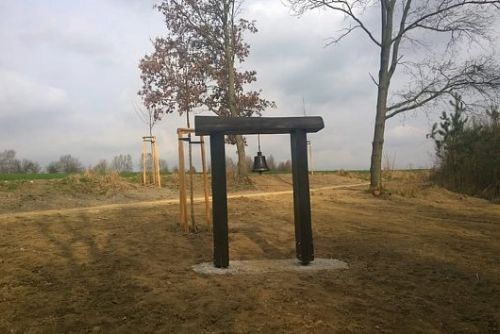 Foto: Zmizení oblíbeného zvonu z Martinského lesoparku šokuje Dobřany