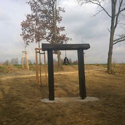 Zmizení oblíbeného zvonu z Martinského lesoparku šokuje Dobřany