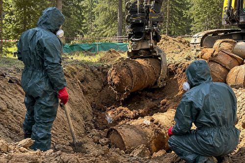 obrázek:Armáda pomůže vyklidit nebezpečné sudy a kontaminovanou zemi u Prášil na Šumavě
