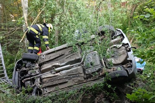 obrázek:Auto na severním Plzeňsku prorazilo zábradlí a skončilo v potoce. Řidička vyvázla bez zranění