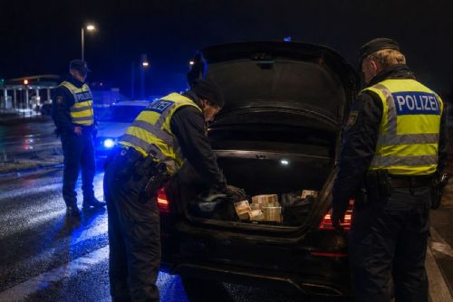 obrázek:Bez řidičáku a s 20 miliony v kufru. Bavorská policie zastavila Čecha u Rozvadova