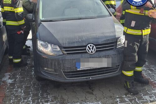 obrázek:Malého chlapce zamklo auto kvůli technické závadě, vysvobodili ho hasiči