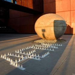 DJKT připomnělo bombardování divadla v Mariupolu symbolickým nápisem DĚTI