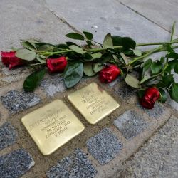 Dnes je den památky obětí holocaustu, připomínají je kameny paměti