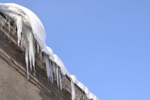 obrázek:Kus ledu z hotelu vážně zranil chodkyni