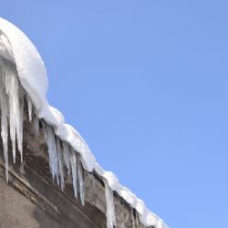 Kus ledu z hotelu vážně zranil chodkyni