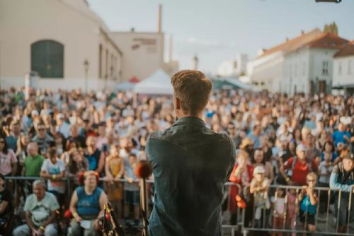 obrázek:Léto v Prazdroji odstartovalo. Nádvoří pivovaru nabídne koncerty, kino i revivaly