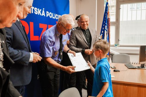 obrázek:Malí strážníci v Plzni ukončili ročník. Děti si převzaly osvědčení i odznaky