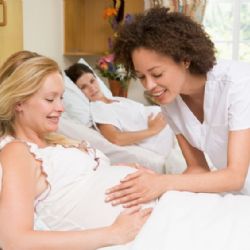 Maminky budou mít od ledna tři hrazené návštěvy porodních asistentek