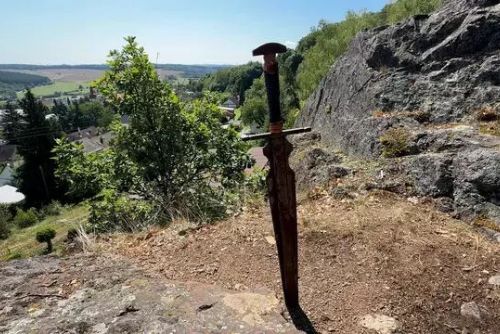 obrázek:Nad Zbirohem se objevil český Excalibur. Meč ve skále láká turisty i rodiny