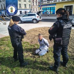 Opilá žena napadla kolemjdoucí u parkovacího automatu, skončila na záchytce