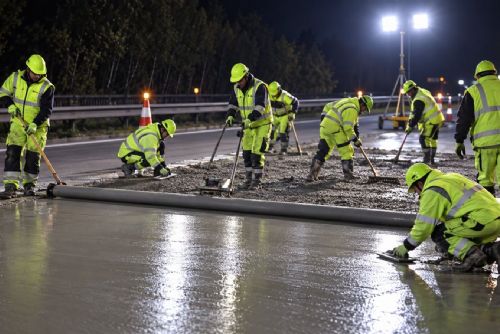 obrázek:Opravy na D5 jedou ve dne i v noci. Stavaři chtějí za pět dní položit pět kilometrů nového betonu