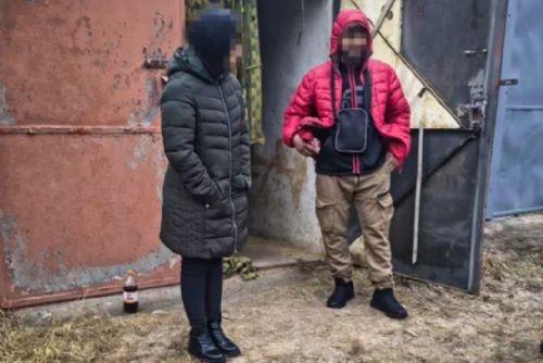 obrázek:Pár se zabydlel v cizí garáži, postavili si stan a zapojili přímotop