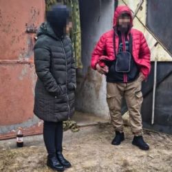 Pár se zabydlel v cizí garáži, postavili si stan a zapojili přímotop